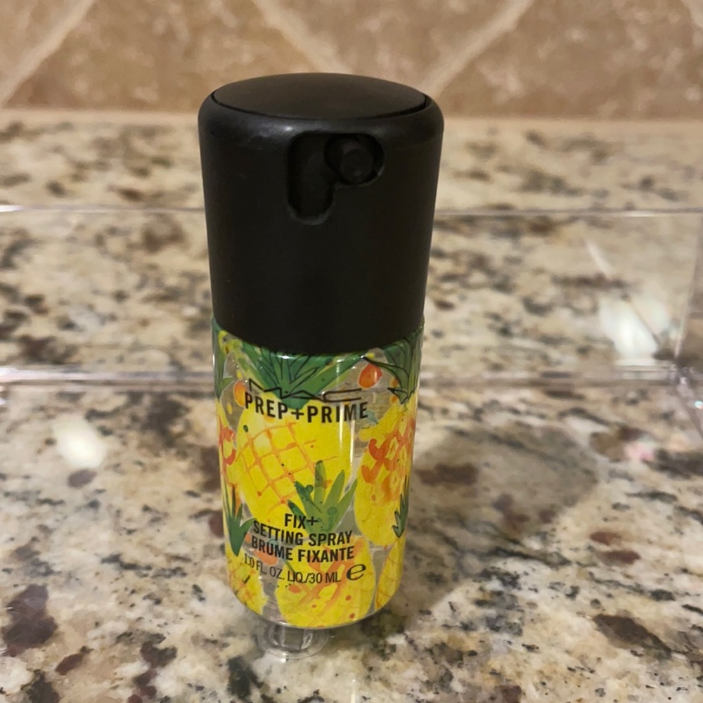 MAC Fix+ setting spray in Pineapple
